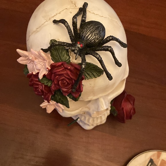 Floral Skull with Spider Decor - Picture 4 of 6